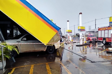 foto de Cobertura do posto Amigão desaba durante vendaval em Marialva