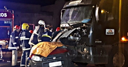 Homem fica preso às ferragens após colisão com caminhão em Maringá 