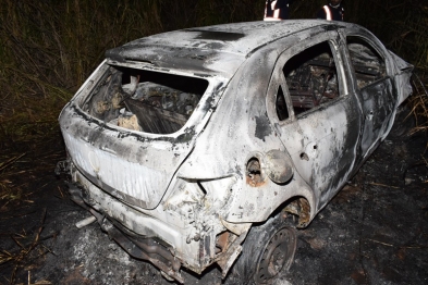 foto de Carro com placas de Maringá, bate e motorista morre carbonizado na rodovia PR-444 em Mandaguari