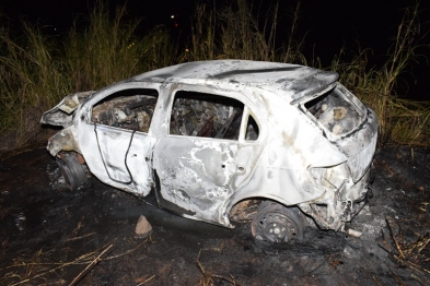 foto de Carro com placas de Maringá, bate e motorista morre carbonizado na rodovia PR-444 em Mandaguari