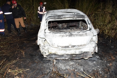 foto de Carro com placas de Maringá, bate e motorista morre carbonizado na rodovia PR-444 em Mandaguari