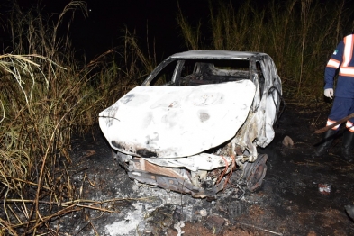 foto de Carro com placas de Maringá, bate e motorista morre carbonizado na rodovia PR-444 em Mandaguari