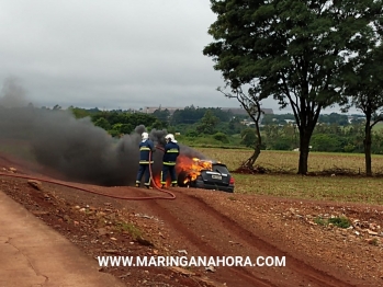 foto de Carro carregado de cigarros pega fogo na PR-323 no perímetro urbano de Paiçandu