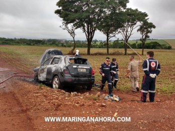 foto de Carro carregado de cigarros pega fogo na PR-323 no perímetro urbano de Paiçandu