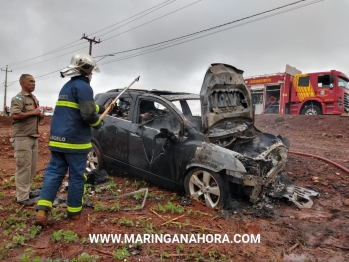 foto de Carro carregado de cigarros pega fogo na PR-323 no perímetro urbano de Paiçandu