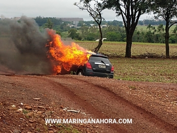 foto de Carro carregado de cigarros pega fogo na PR-323 no perímetro urbano de Paiçandu