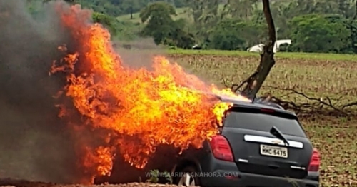 Carro carregado de cigarros pega fogo na PR-323 no perímetro urbano de Paiçandu