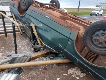 foto de Milagre na rodovia; três pedestres quase foram atropelados após capotamento em Maringá