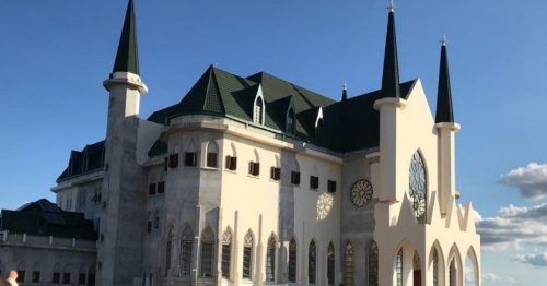 Castelo gótico francês dos Arautos do Evangelho de Maringá abre as portas ao público para a Festa da Primavera neste final de semana