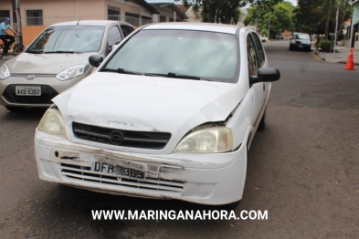 foto de Veículo avança sinal de pare, bate em outro carro e capota em Maringá