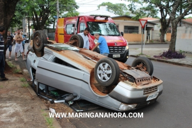 foto de Veículo avança sinal de pare, bate em outro carro e capota em Maringá