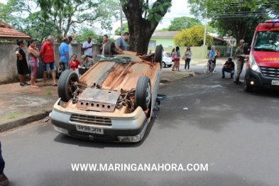 foto de Veículo avança sinal de pare, bate em outro carro e capota em Maringá