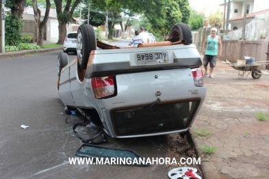 foto de Veículo avança sinal de pare, bate em outro carro e capota em Maringá