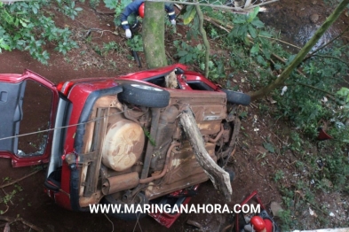 foto de Em Maringá; galho de árvore atravessa carro em acidente, e três pessoas são resgatadas sem ferimentos graves