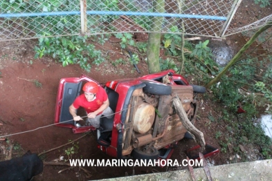 foto de Em Maringá; galho de árvore atravessa carro em acidente, e três pessoas são resgatadas sem ferimentos graves