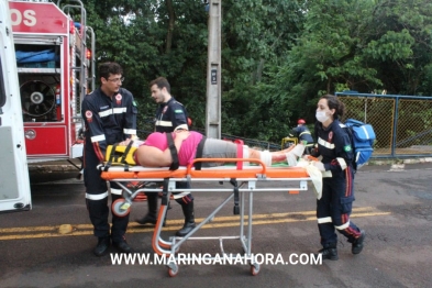 foto de Em Maringá; galho de árvore atravessa carro em acidente, e três pessoas são resgatadas sem ferimentos graves