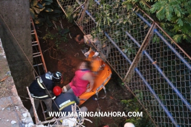 foto de Em Maringá; galho de árvore atravessa carro em acidente, e três pessoas são resgatadas sem ferimentos graves