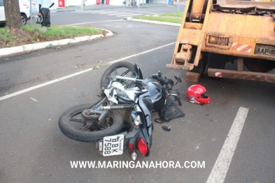 foto de Acidente entre moto e caminhão deixa jovem com ferimentos graves em uma das pernas em Maringá 