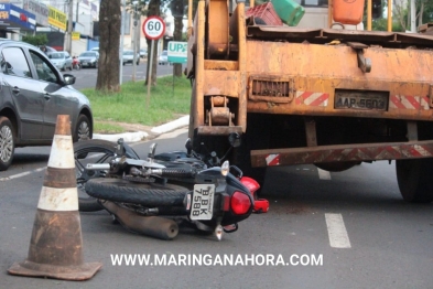 foto de Acidente entre moto e caminhão deixa jovem com ferimentos graves em uma das pernas em Maringá 