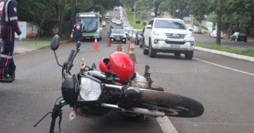 Acidente entre moto e caminhão deixa jovem com ferimentos graves em uma das pernas em Maringá 