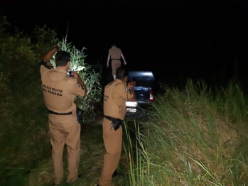 foto de Policia Militar prende assaltantes de caminhonete em Itambé e apreende arma de fogo