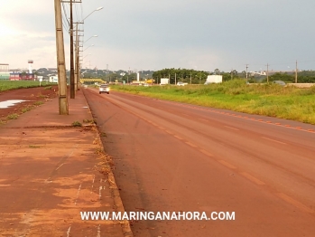 foto de Carro bate em poste na marginal da rodovia em Paiçandu