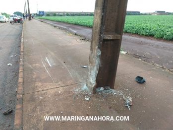 foto de Carro bate em poste na marginal da rodovia em Paiçandu