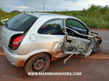 foto de Carro bate em poste na marginal da rodovia em Paiçandu