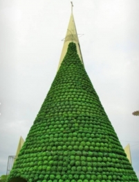 foto de Incêndio destrói árvore de natal instalada na Praça da Catedral em Maringá