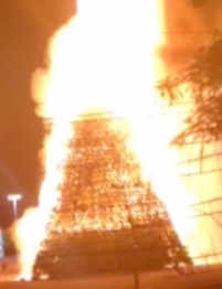 foto de Incêndio destrói árvore de natal instalada na Praça da Catedral em Maringá