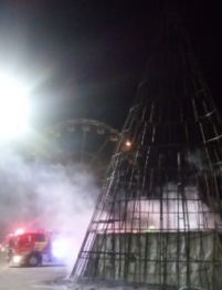 foto de Incêndio destrói árvore de natal instalada na Praça da Catedral em Maringá