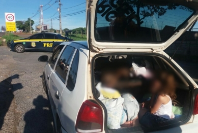 foto de Polícia Rodoviária Federal aborda carro com duas crinças no porta-malas em Maringá 