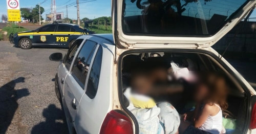 Polícia Rodoviária Federal aborda carro com duas crinças no porta-malas em Maringá 