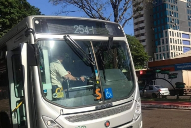 foto de Após tentar defender idosa que ficou presa na porta do ônibus, homem teria sido agredido por motorista da TCCC em Maringá