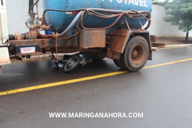 foto de Motociclista sofre acidente e moto vai parar embaixo de caminhão em Maringá