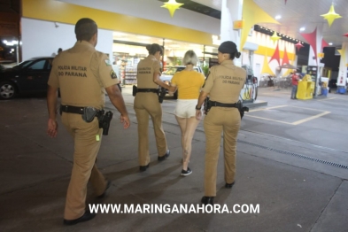 foto de Bêbada, motorista bate carro e mal consegue parar em pé após acidente na Avenida Colombo em Maringá