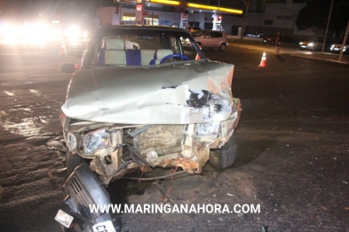 foto de Bêbada, motorista bate carro e mal consegue parar em pé após acidente na Avenida Colombo em Maringá