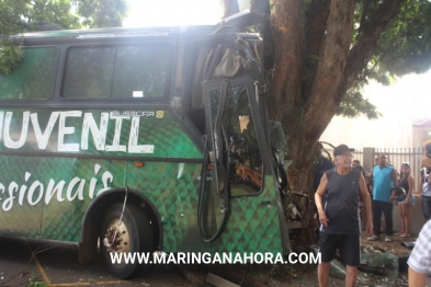 foto de Ônibus adesivado com logo da chapecoense sofre acidente em Maringá-PR