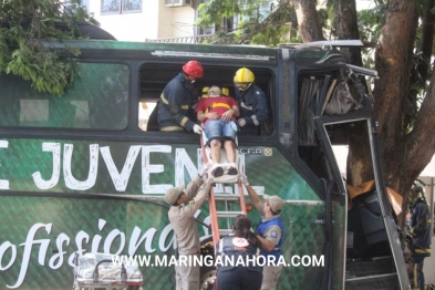 foto de Ônibus adesivado com logo da chapecoense sofre acidente em Maringá-PR