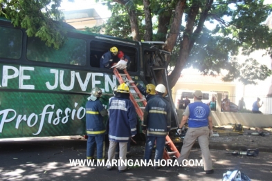 foto de Ônibus adesivado com logo da chapecoense sofre acidente em Maringá-PR