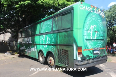 foto de Ônibus adesivado com logo da chapecoense sofre acidente em Maringá-PR