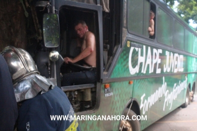 foto de Ônibus adesivado com logo da chapecoense sofre acidente em Maringá-PR