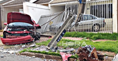 Motorista é socorrido inconsciente após bater carro e derrubar poste em Maringá