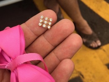 foto de Policiais militares salvam criança de 1 ano que engasgou com as pedras que enfeitam o laço do arquinho