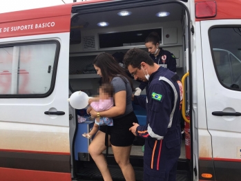 foto de Policiais militares salvam criança de 1 ano que engasgou com as pedras que enfeitam o laço do arquinho