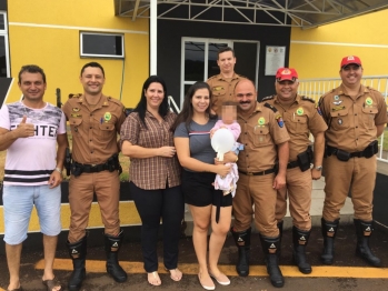 foto de Policiais militares salvam criança de 1 ano que engasgou com as pedras que enfeitam o laço do arquinho