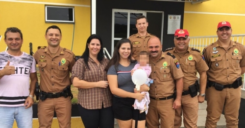 Policiais militares salvam criança de 1 ano que engasgou com as pedras que enfeitam o laço do arquinho