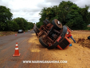 foto de Caminhoneiro fica preso às ferragens após acidente envolvendo carreta e motociclista na PR-323