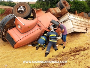 foto de Caminhoneiro fica preso às ferragens após acidente envolvendo carreta e motociclista na PR-323