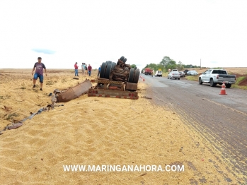 foto de Caminhoneiro fica preso às ferragens após acidente envolvendo carreta e motociclista na PR-323